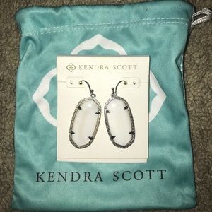 KENDRA SCOTT Classic Danielle Earrings (White)